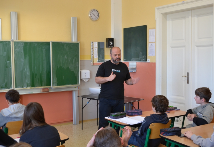 Bezpečně v reálném i virtuálním světě