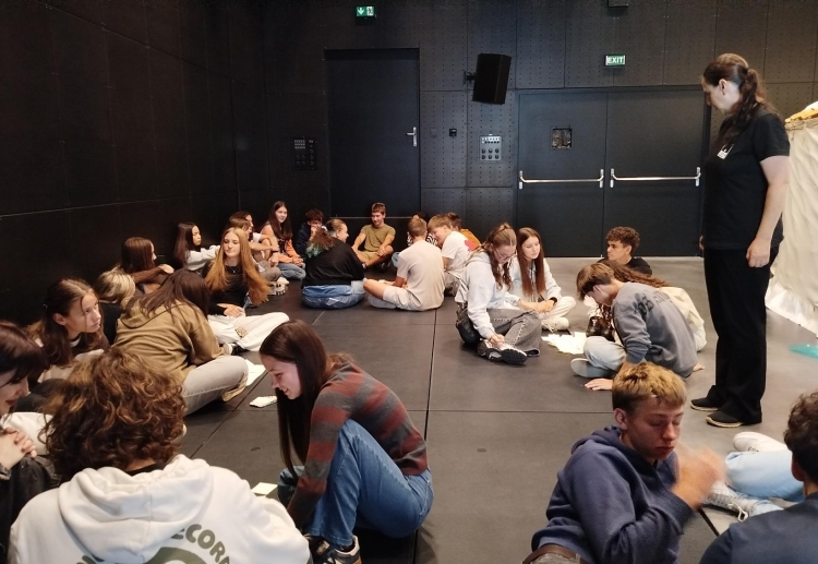 Prváci díky divadlu zažili, jaké je to utíkat před válkou